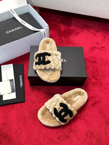 25 Classic diamond grid logo fur slippers