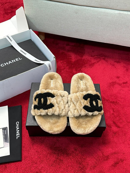 25 Classic diamond grid logo fur slippers