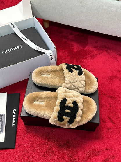 25 Classic diamond grid logo fur slippers