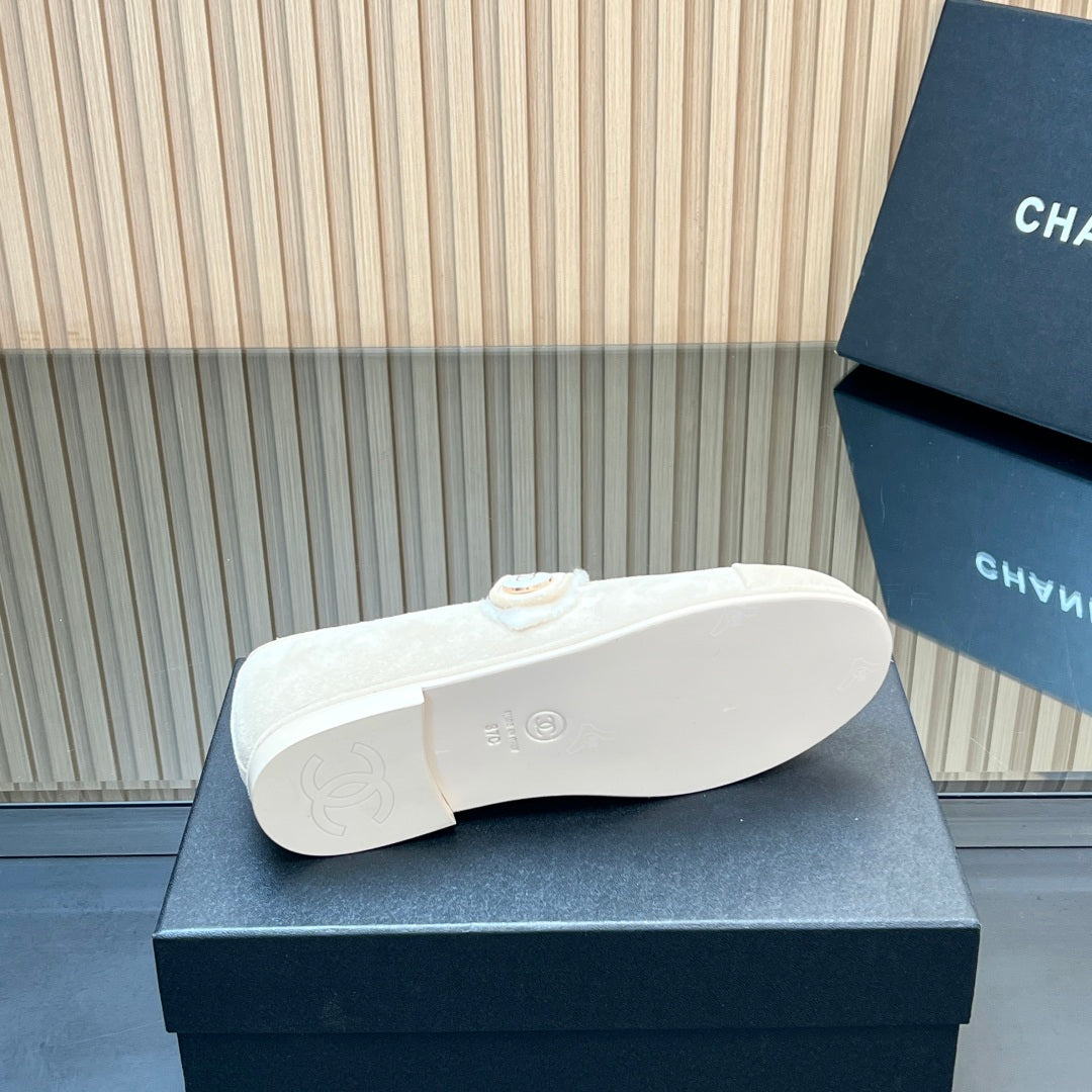 25 Mary Jane's lamb wool shoes