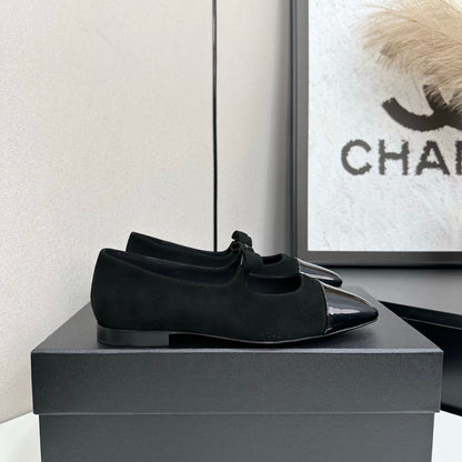 25 Pointed lacquered flat shoes