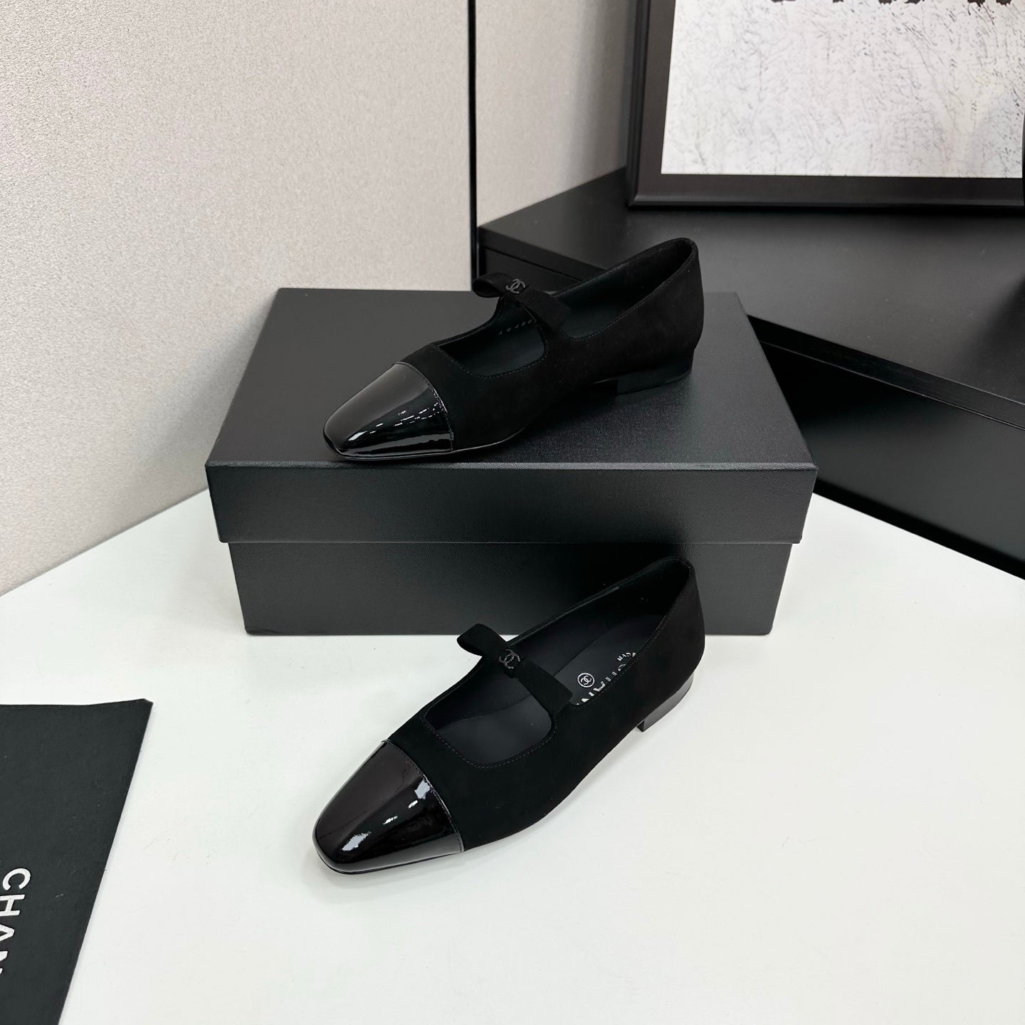 25 Pointed lacquered flat shoes