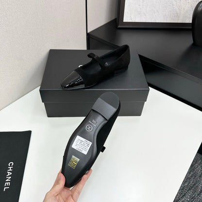 25 Pointed lacquered flat shoes