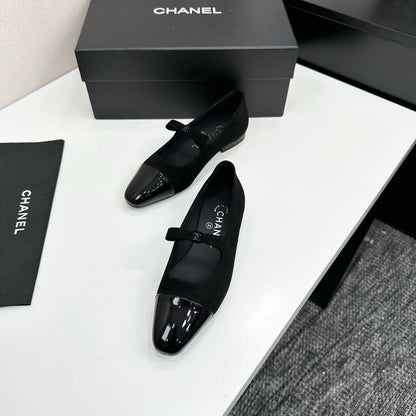 25 Pointed lacquered flat shoes