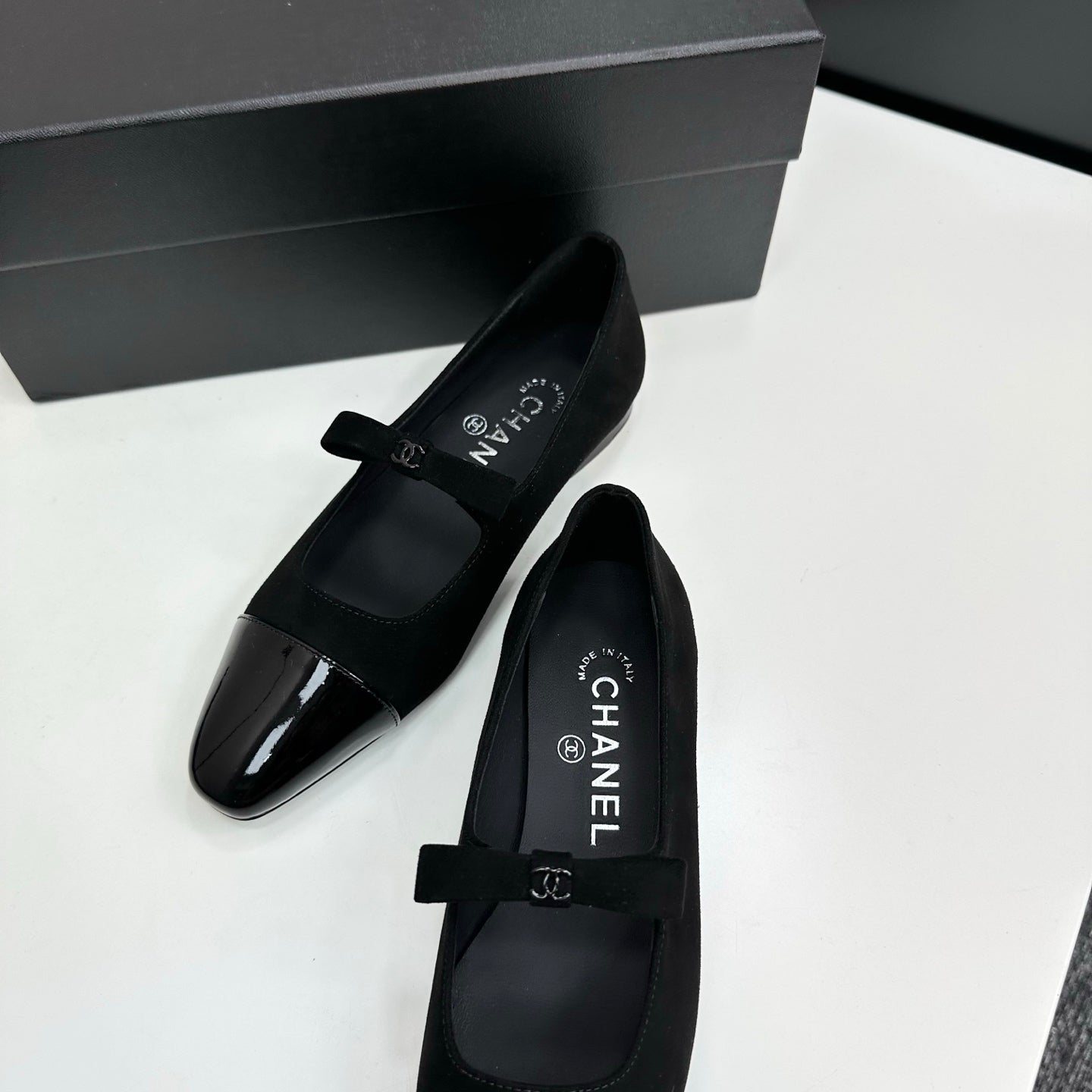 25 Pointed lacquered flat shoes