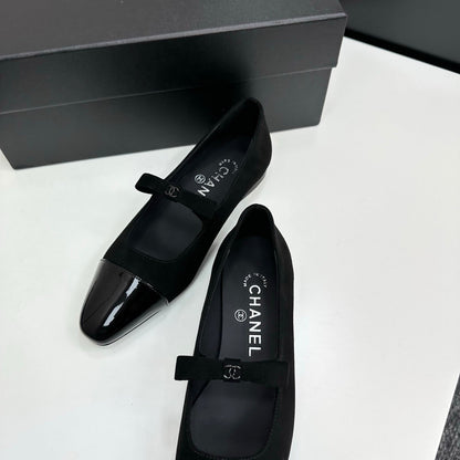 25 Pointed lacquered flat shoes