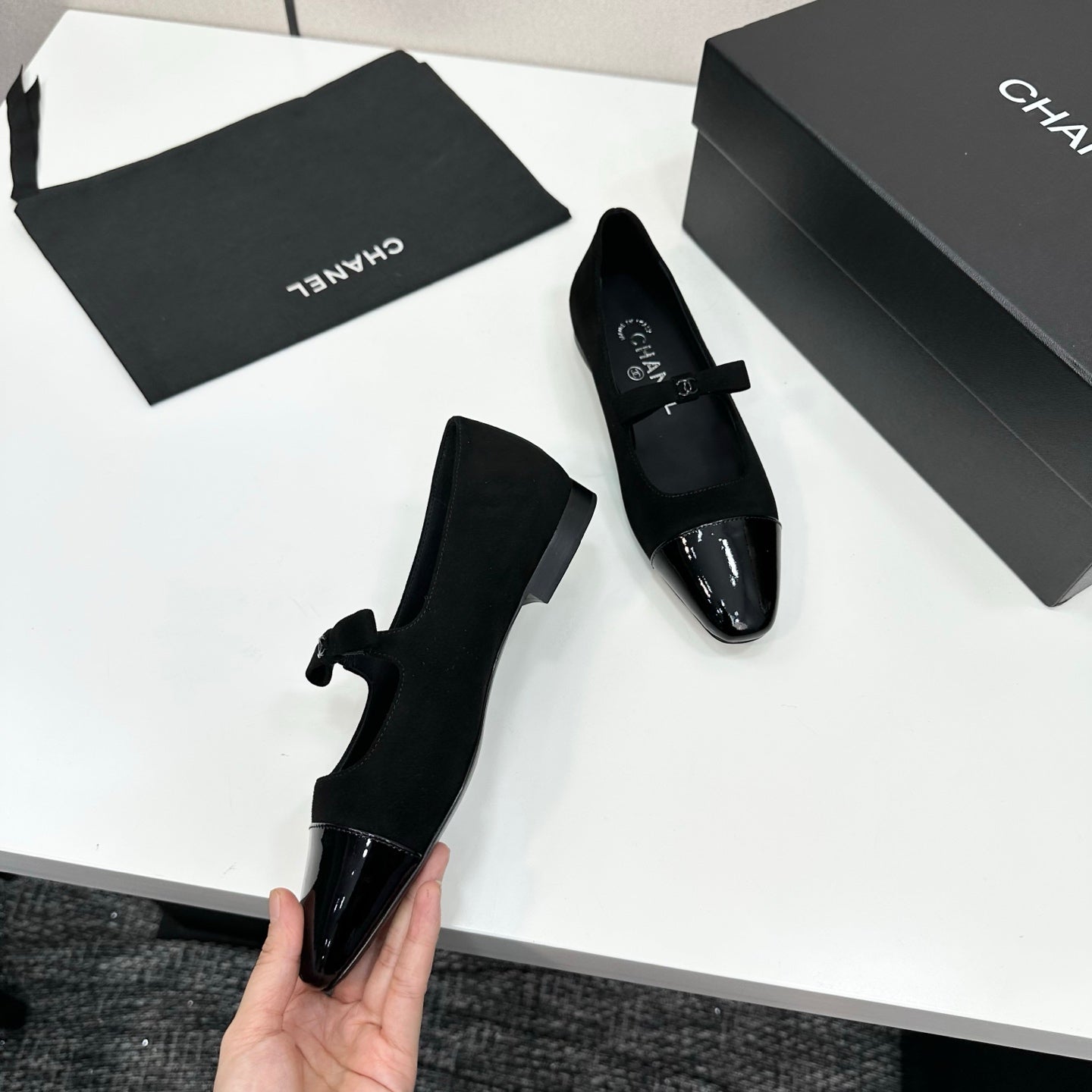 25 Pointed lacquered flat shoes