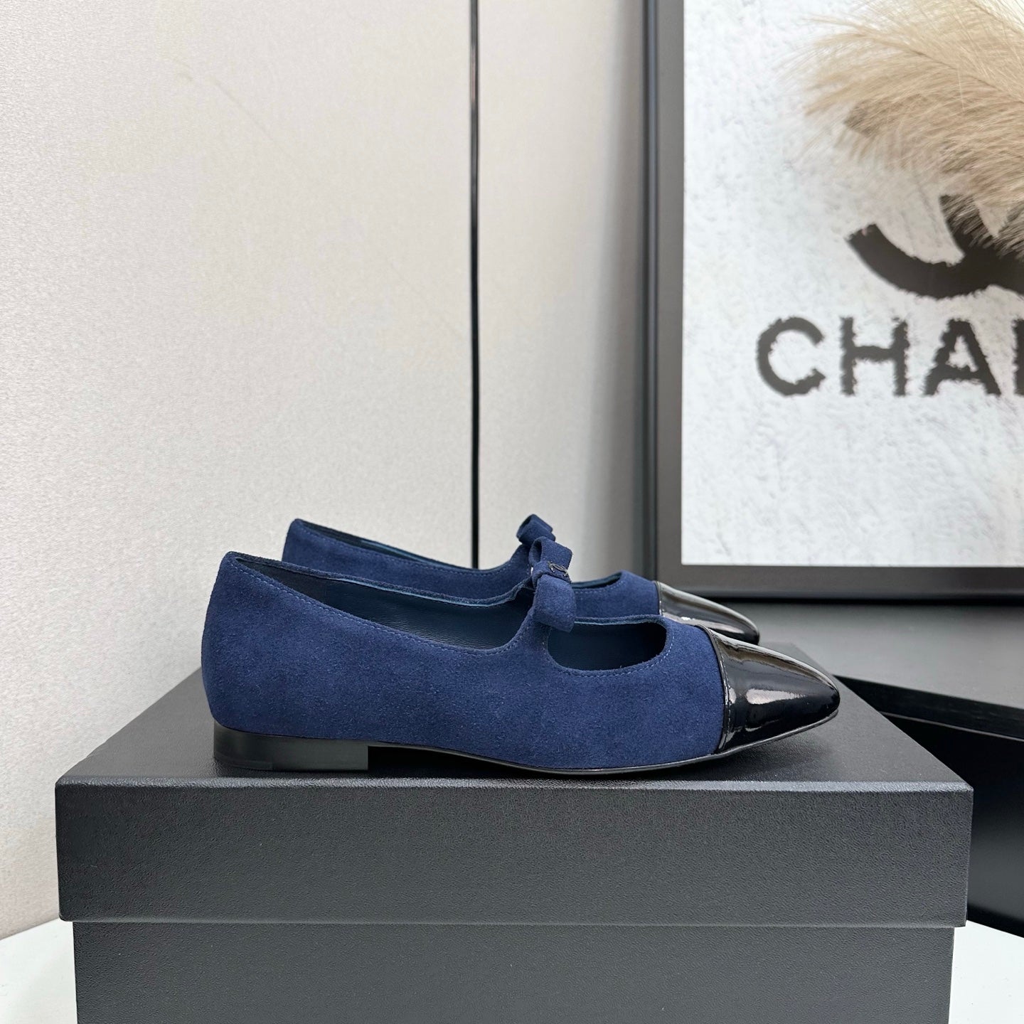 25 Pointed lacquered flat shoes