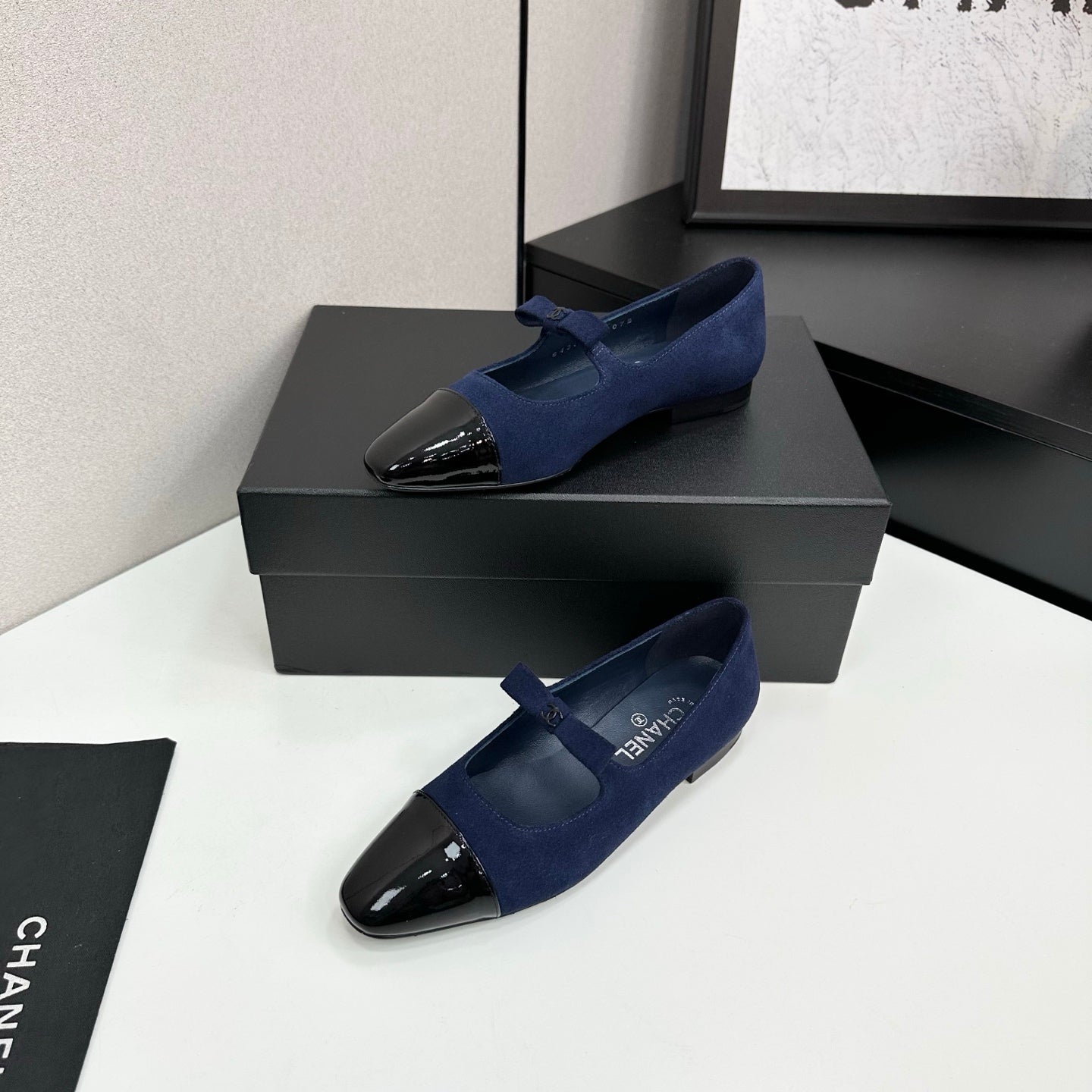 25 Pointed lacquered flat shoes