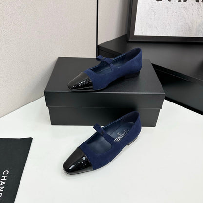 25 Pointed lacquered flat shoes