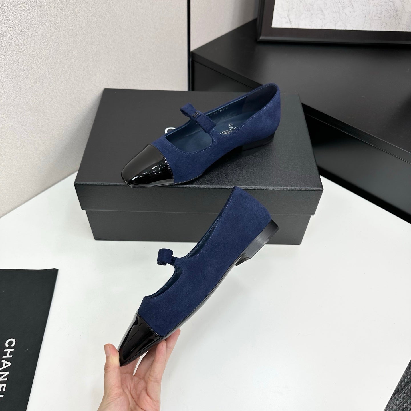 25 Pointed lacquered flat shoes