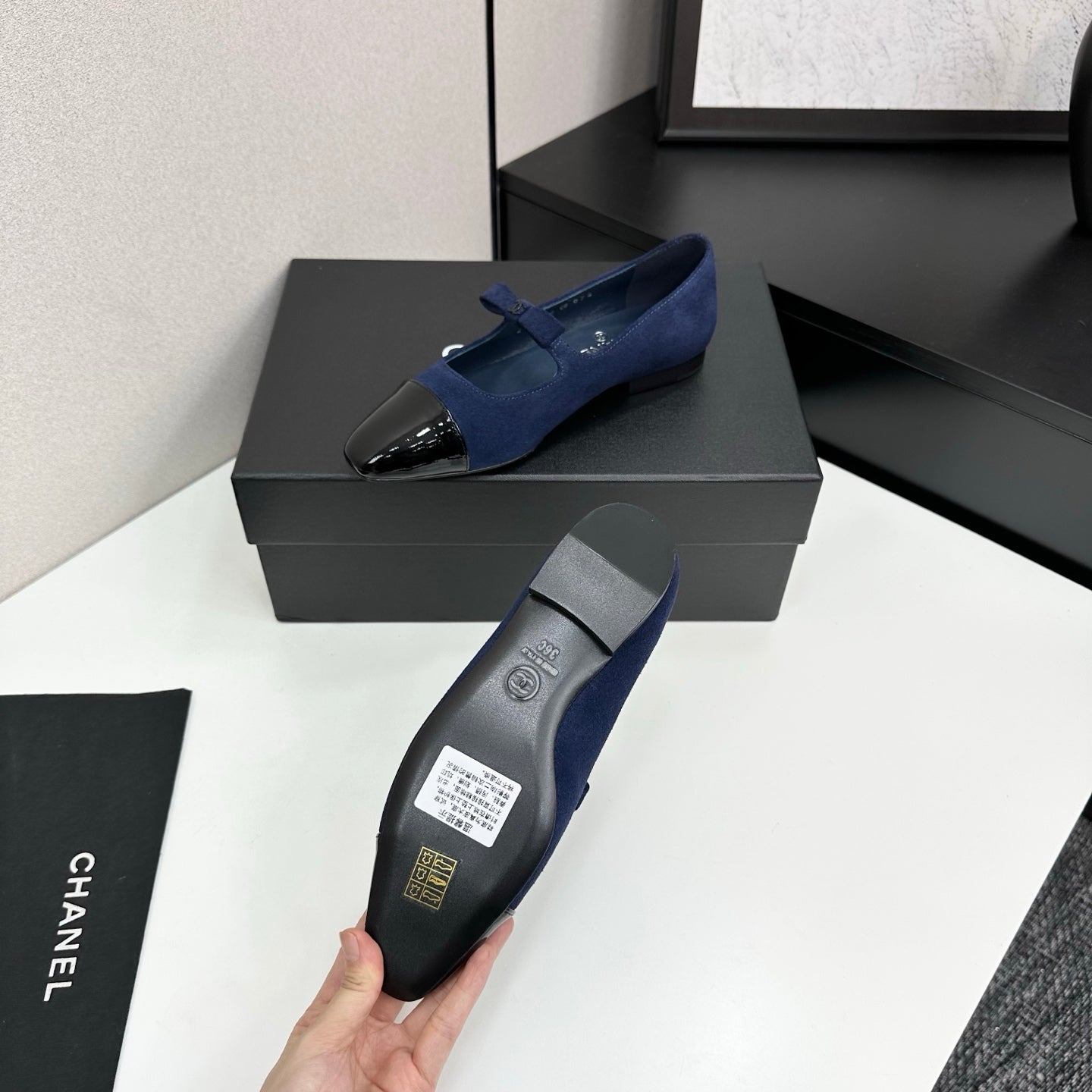 25 Pointed lacquered flat shoes