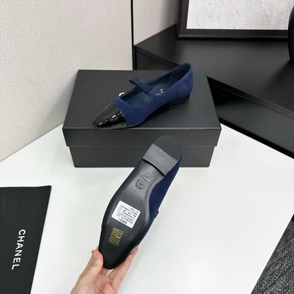 25 Pointed lacquered flat shoes