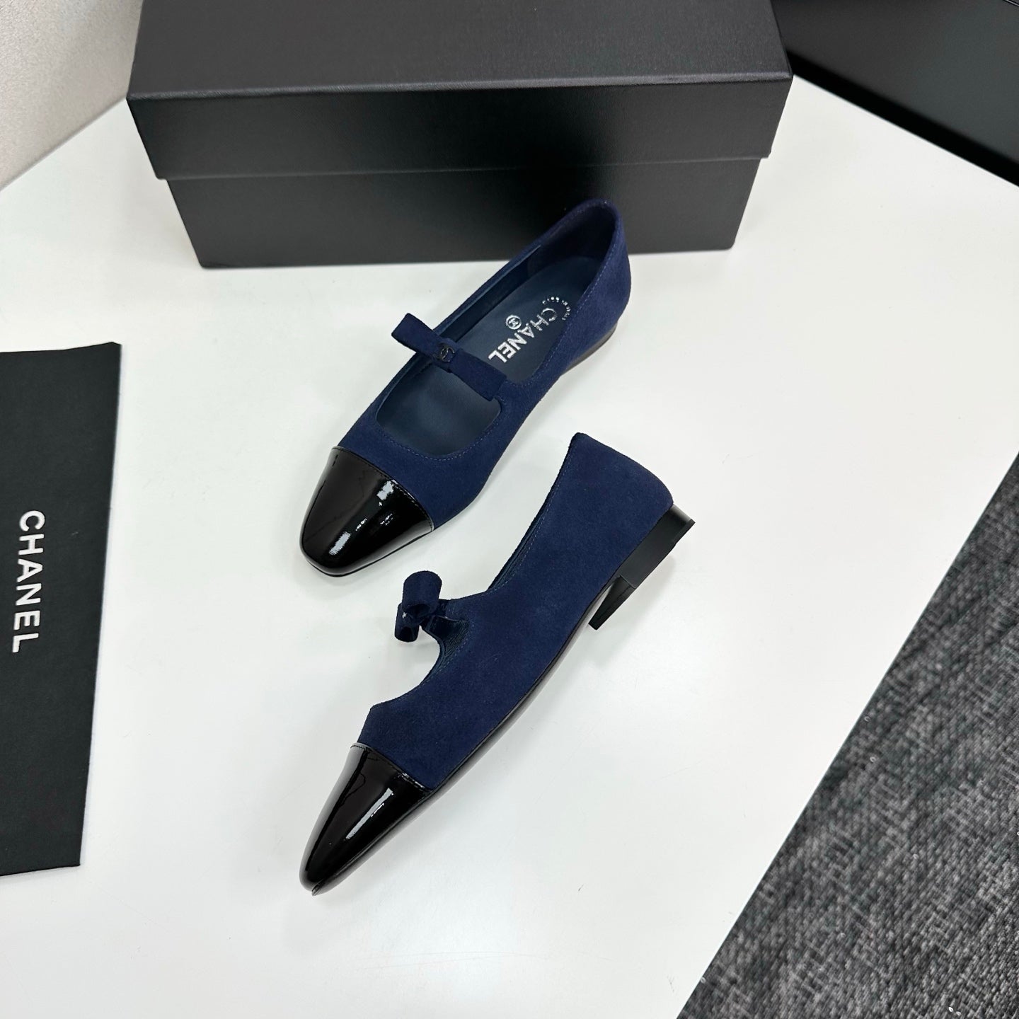 25 Pointed lacquered flat shoes