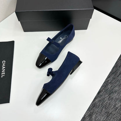 25 Pointed lacquered flat shoes