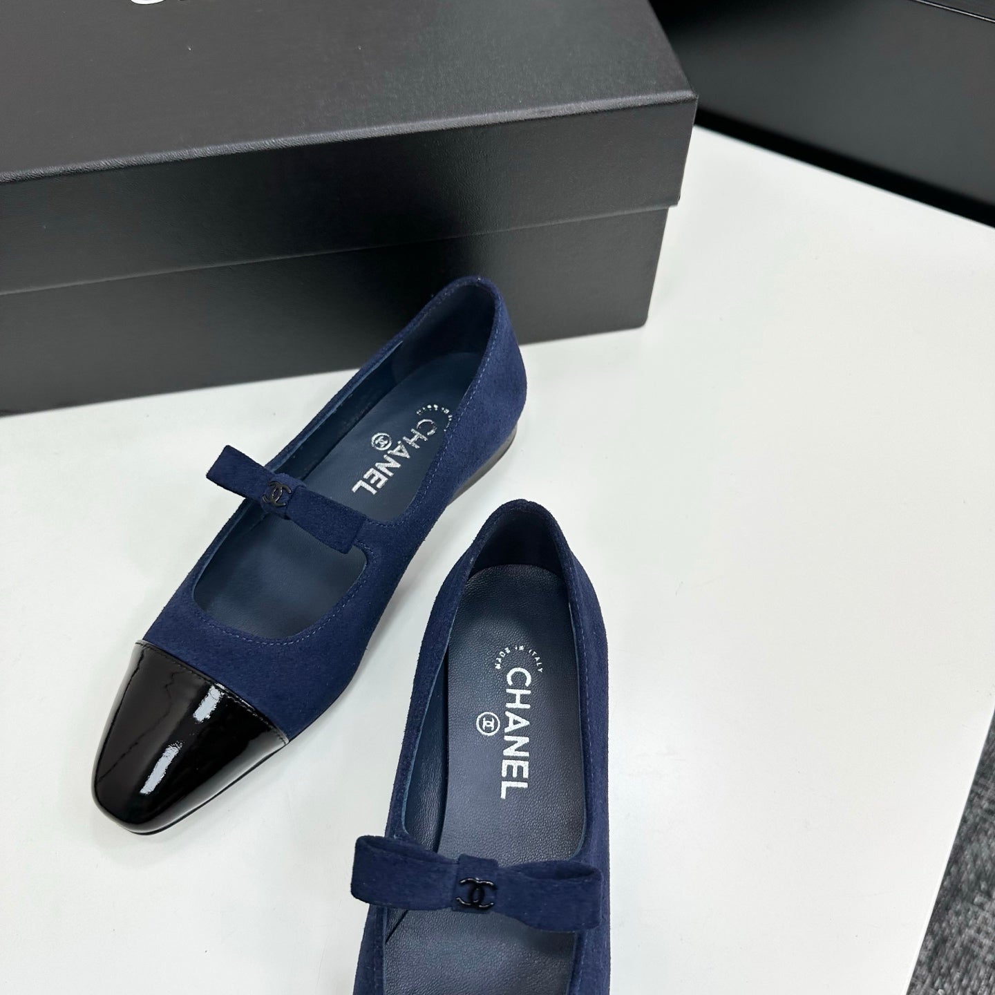 25 Pointed lacquered flat shoes