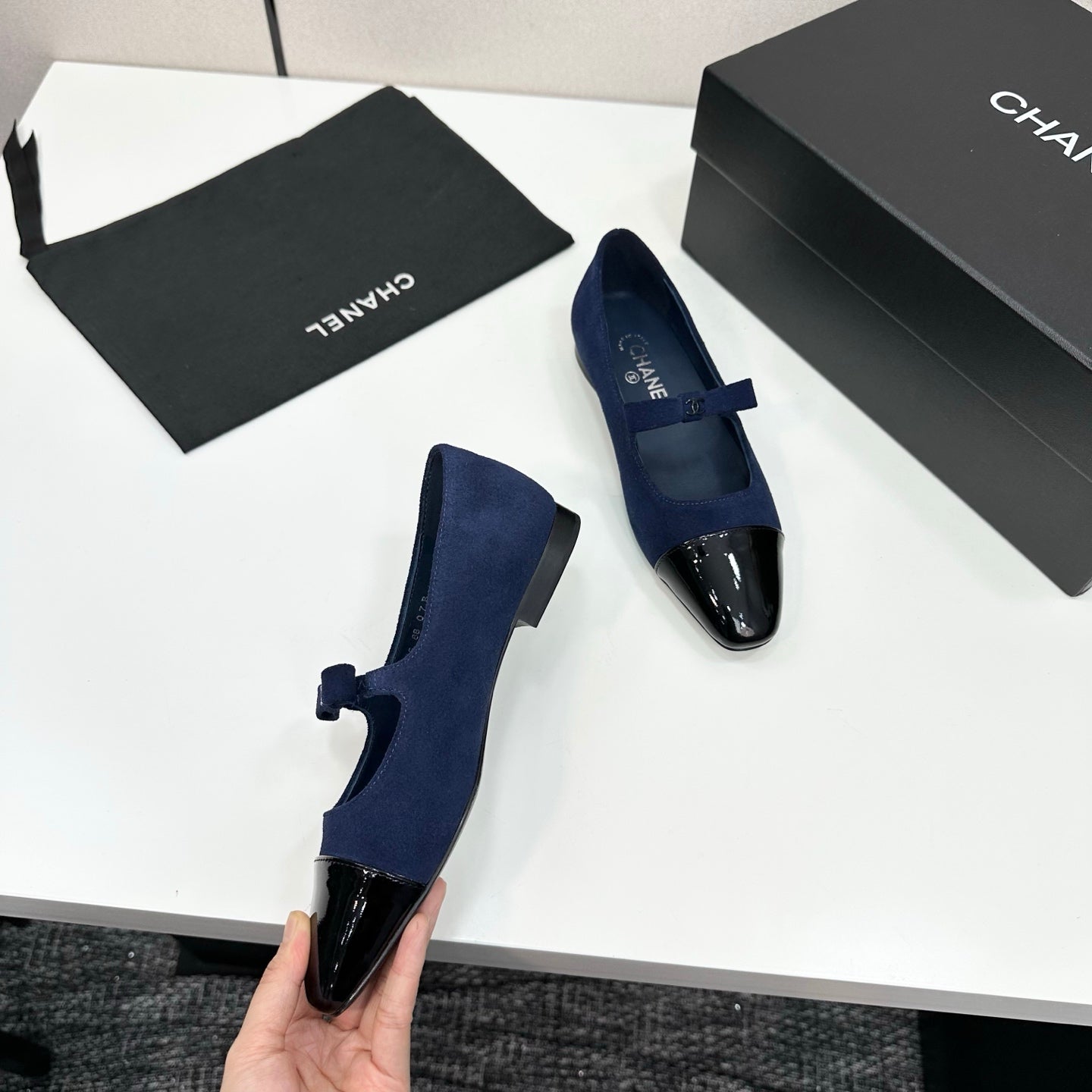 25 Pointed lacquered flat shoes