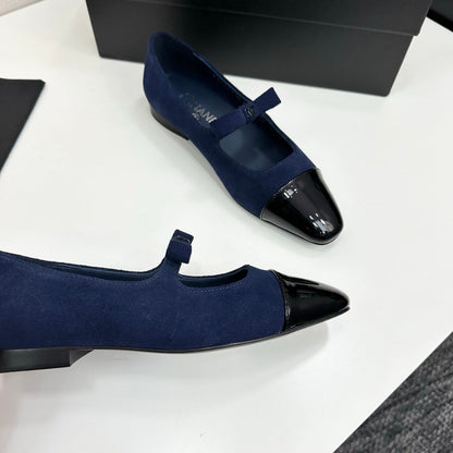 25 Pointed lacquered flat shoes