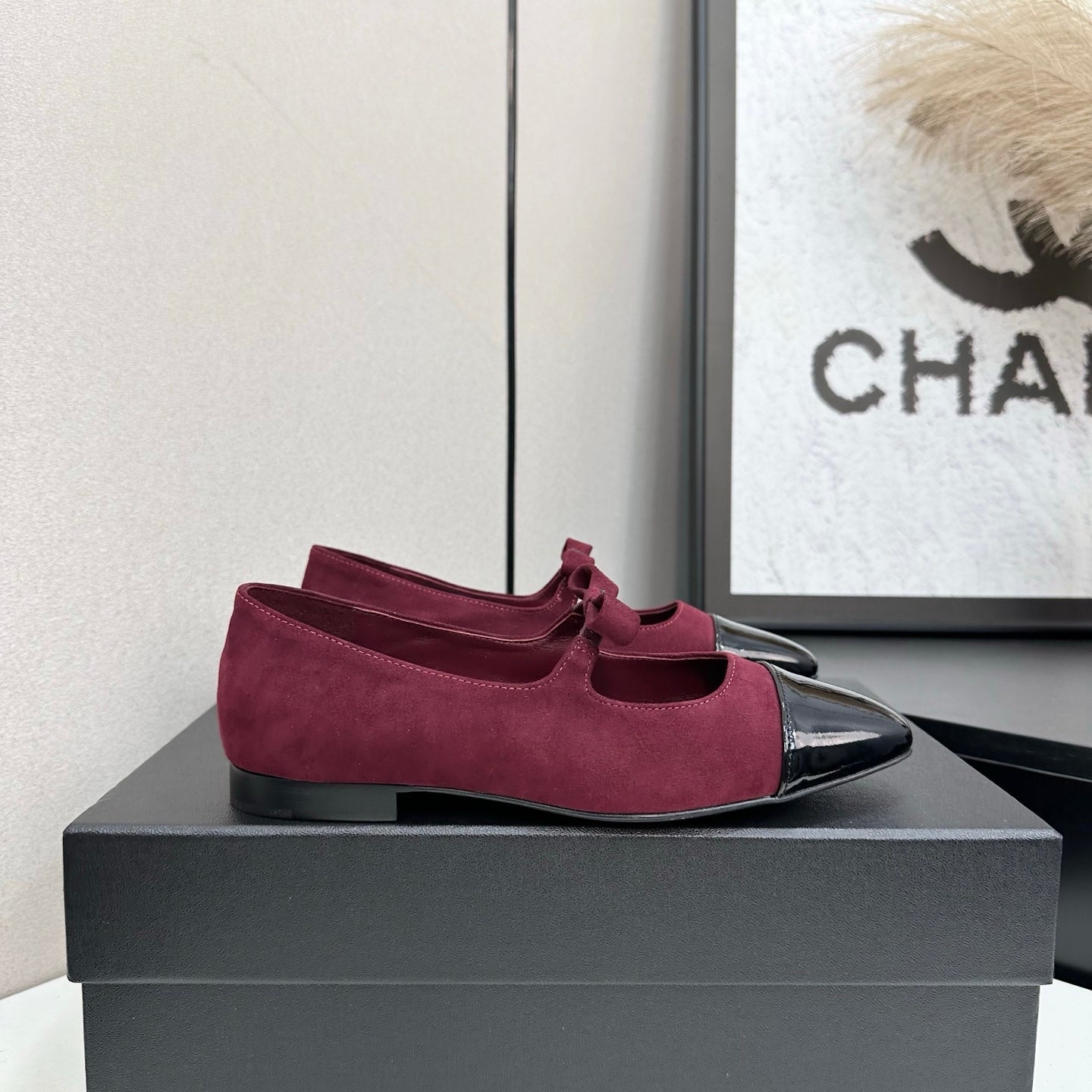 25 Pointed lacquered flat shoes