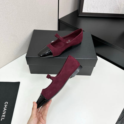 25 Pointed lacquered flat shoes