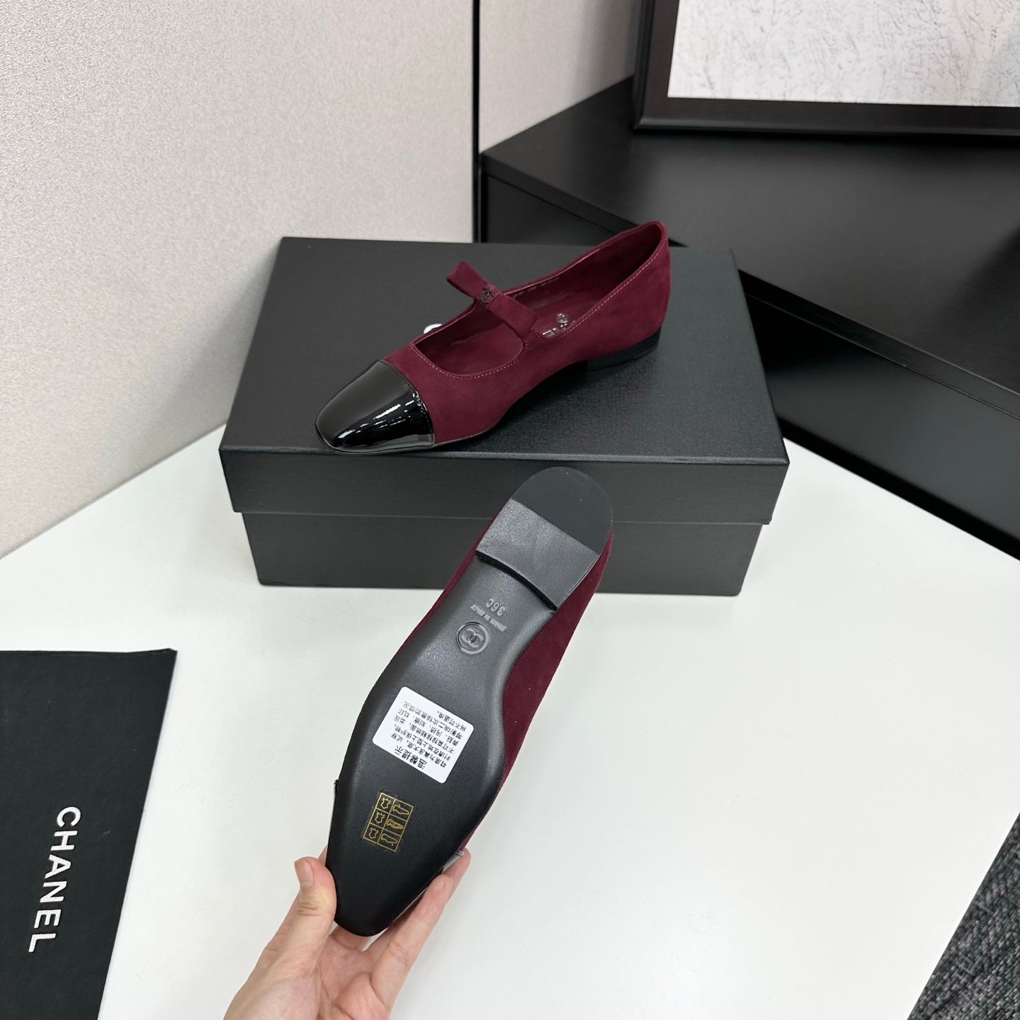 25 Pointed lacquered flat shoes