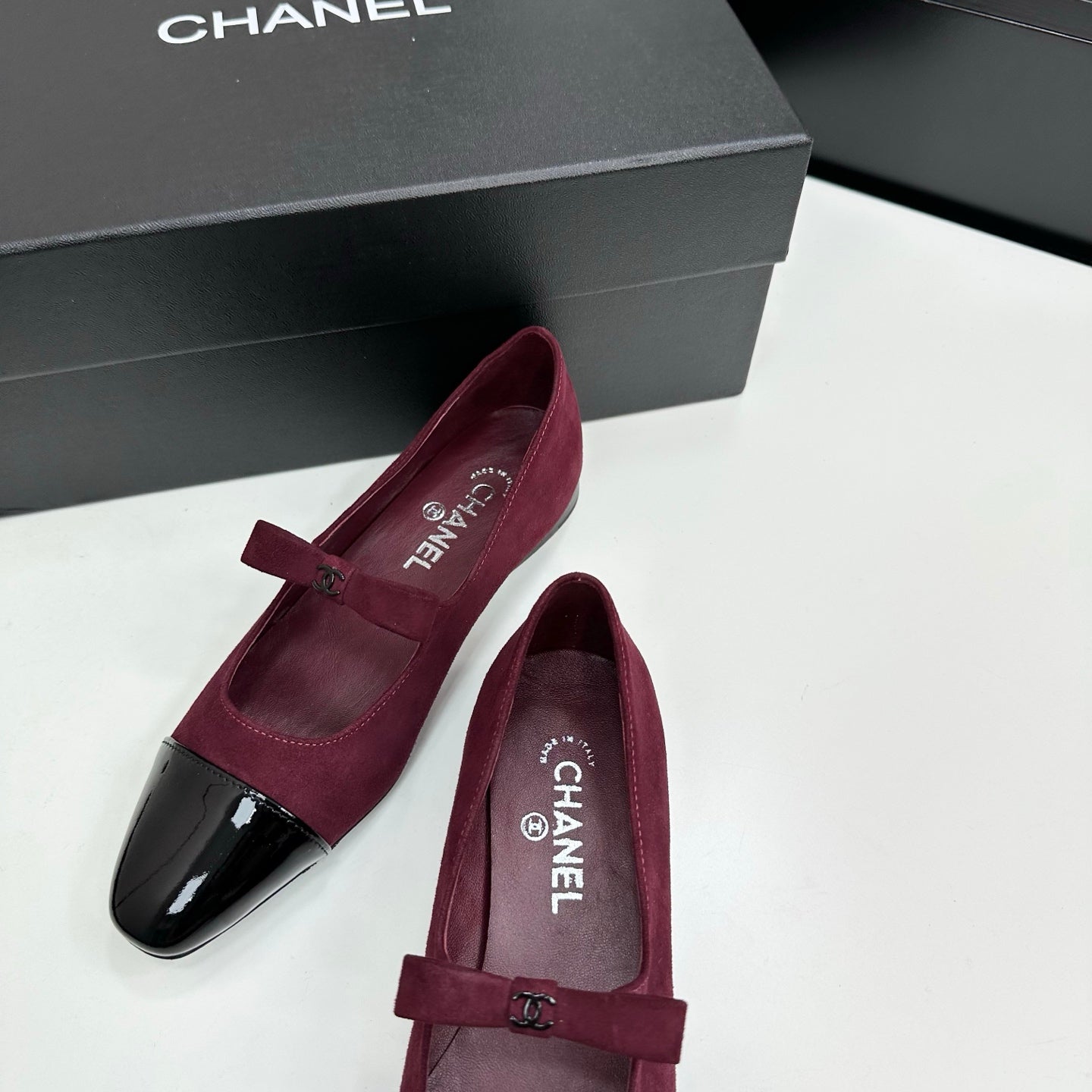 25 Pointed lacquered flat shoes