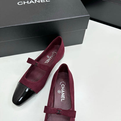 25 Pointed lacquered flat shoes