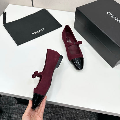 25 Pointed lacquered flat shoes