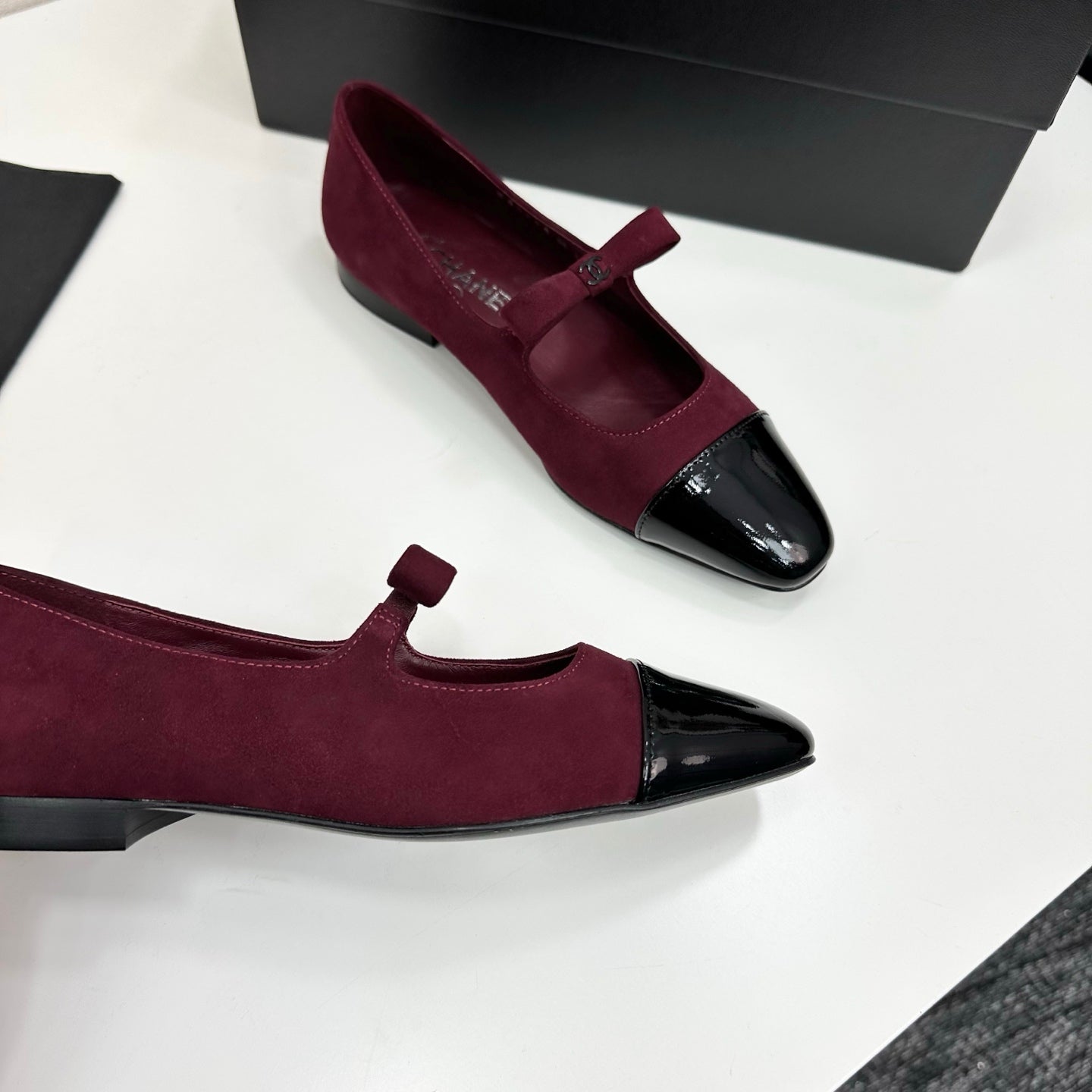 25 Pointed lacquered flat shoes