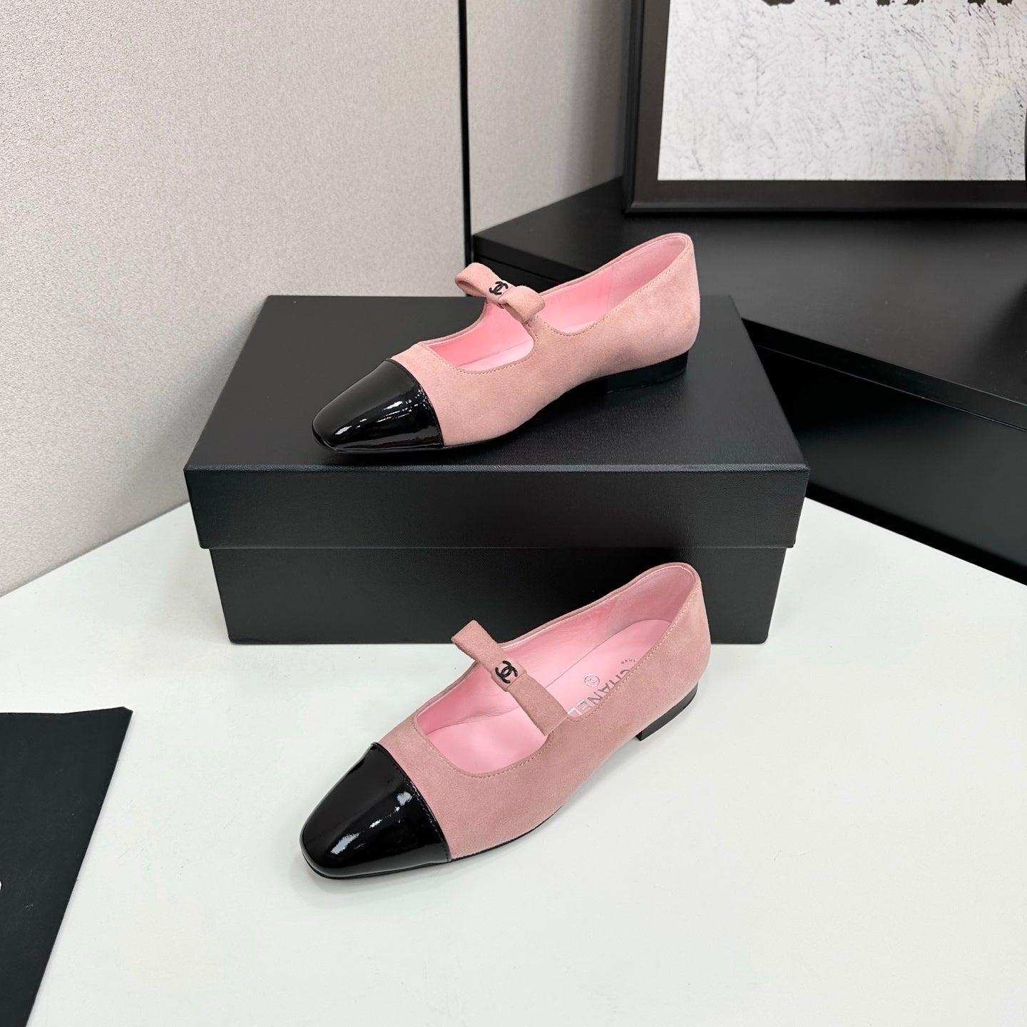 25 Pointed painted flat shoes