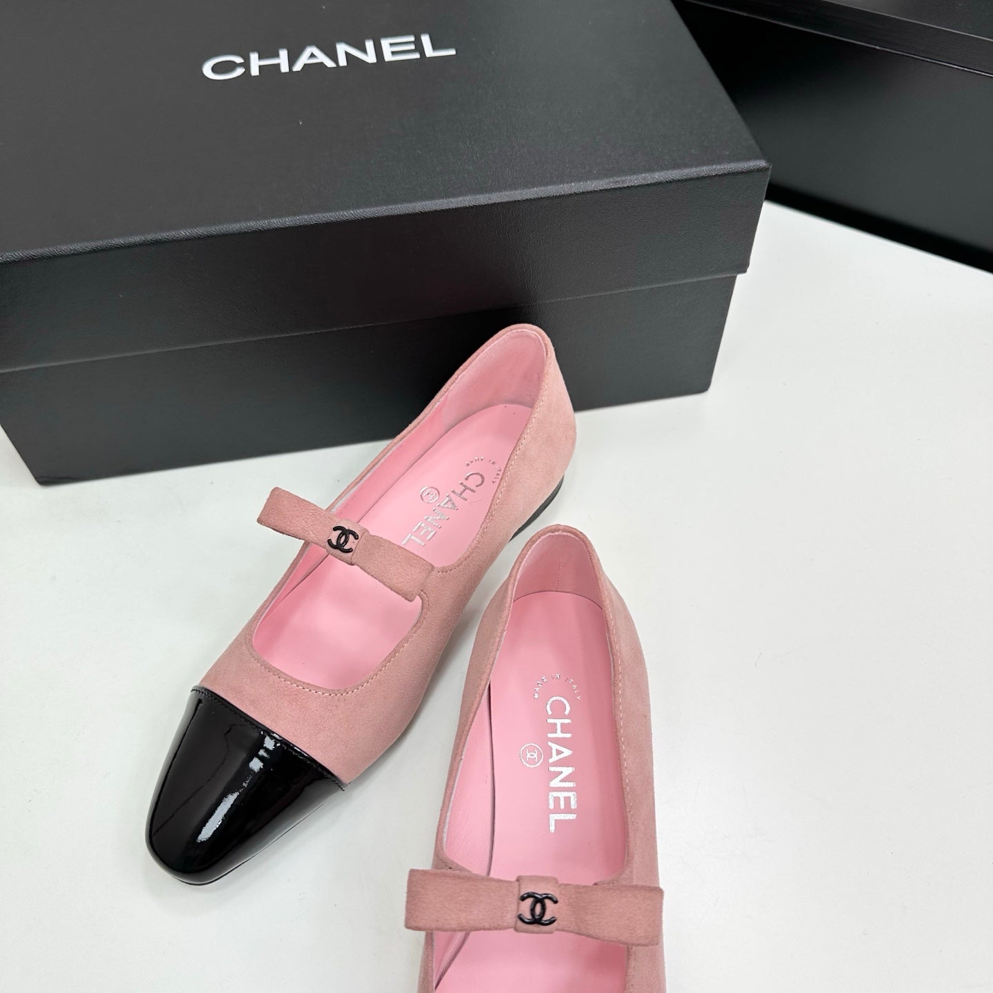 25 Pointed painted flat shoes