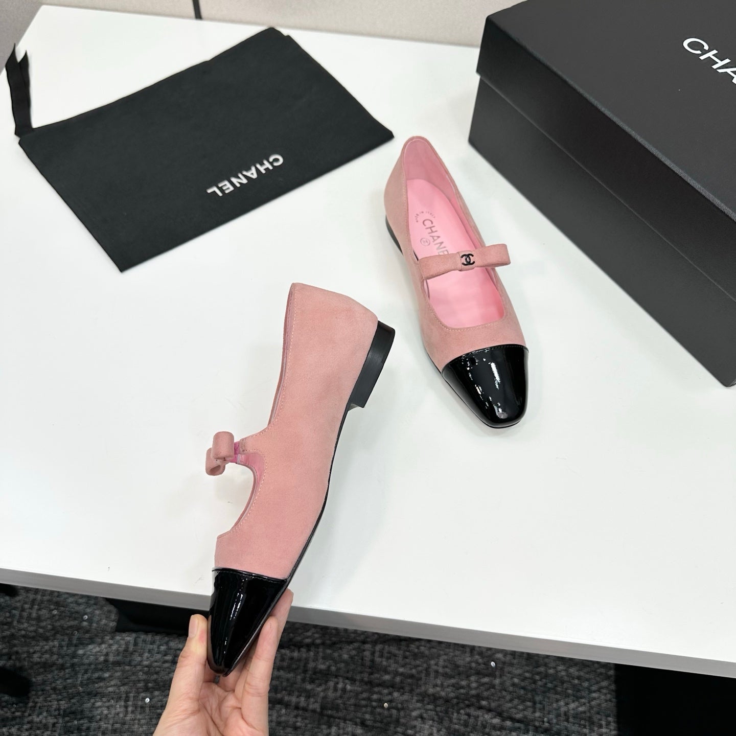 25 Pointed painted flat shoes