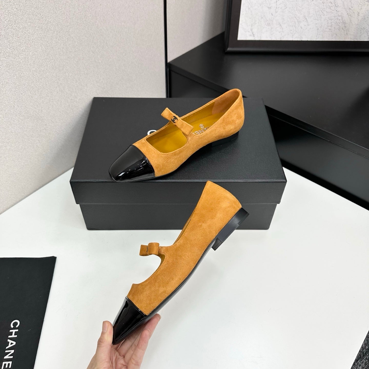 25 Pointed painted flat shoes