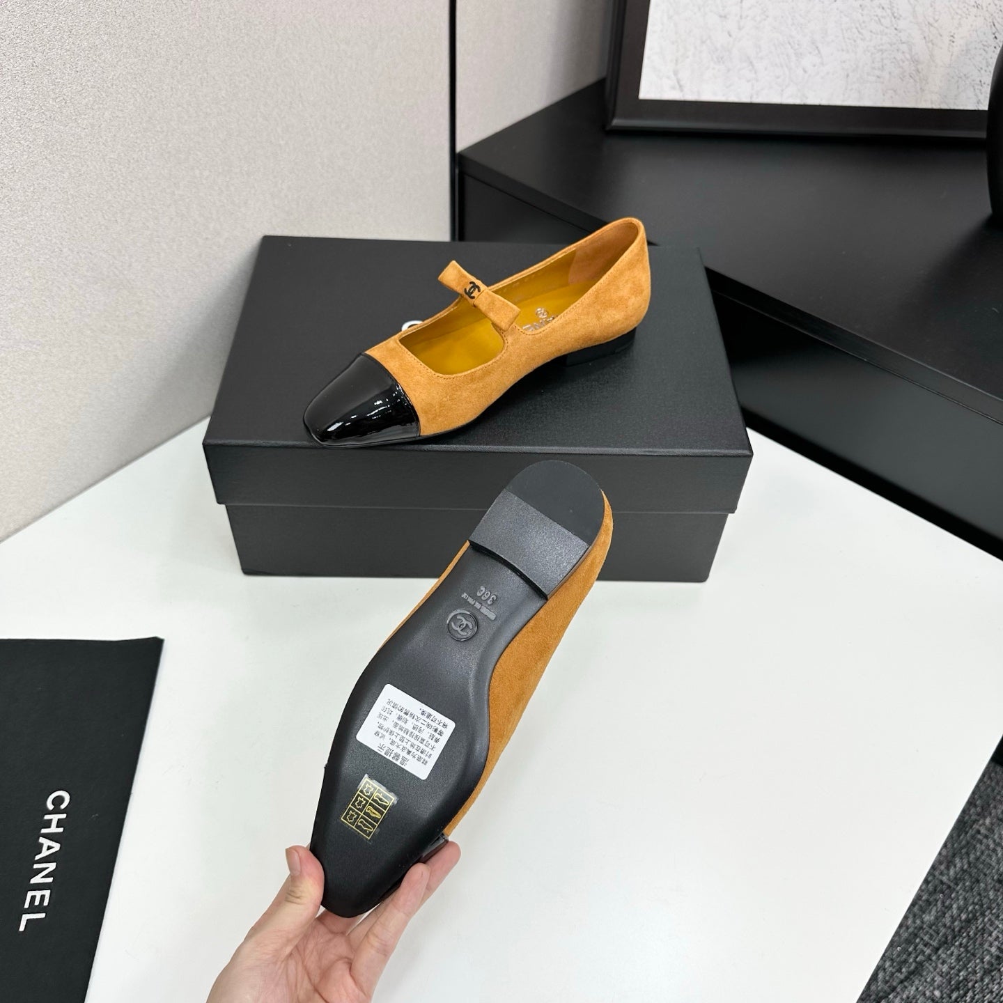 25 Pointed painted flat shoes