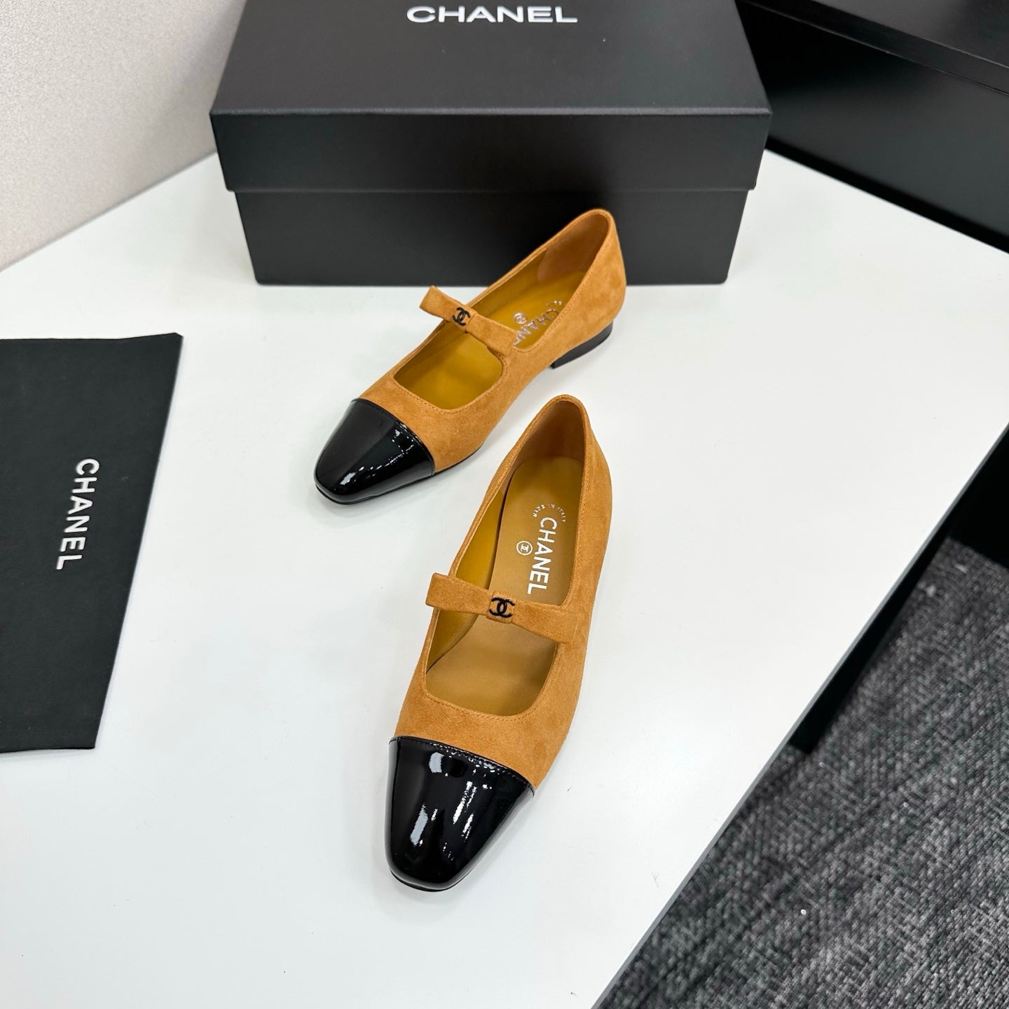 25 Pointed painted flat shoes