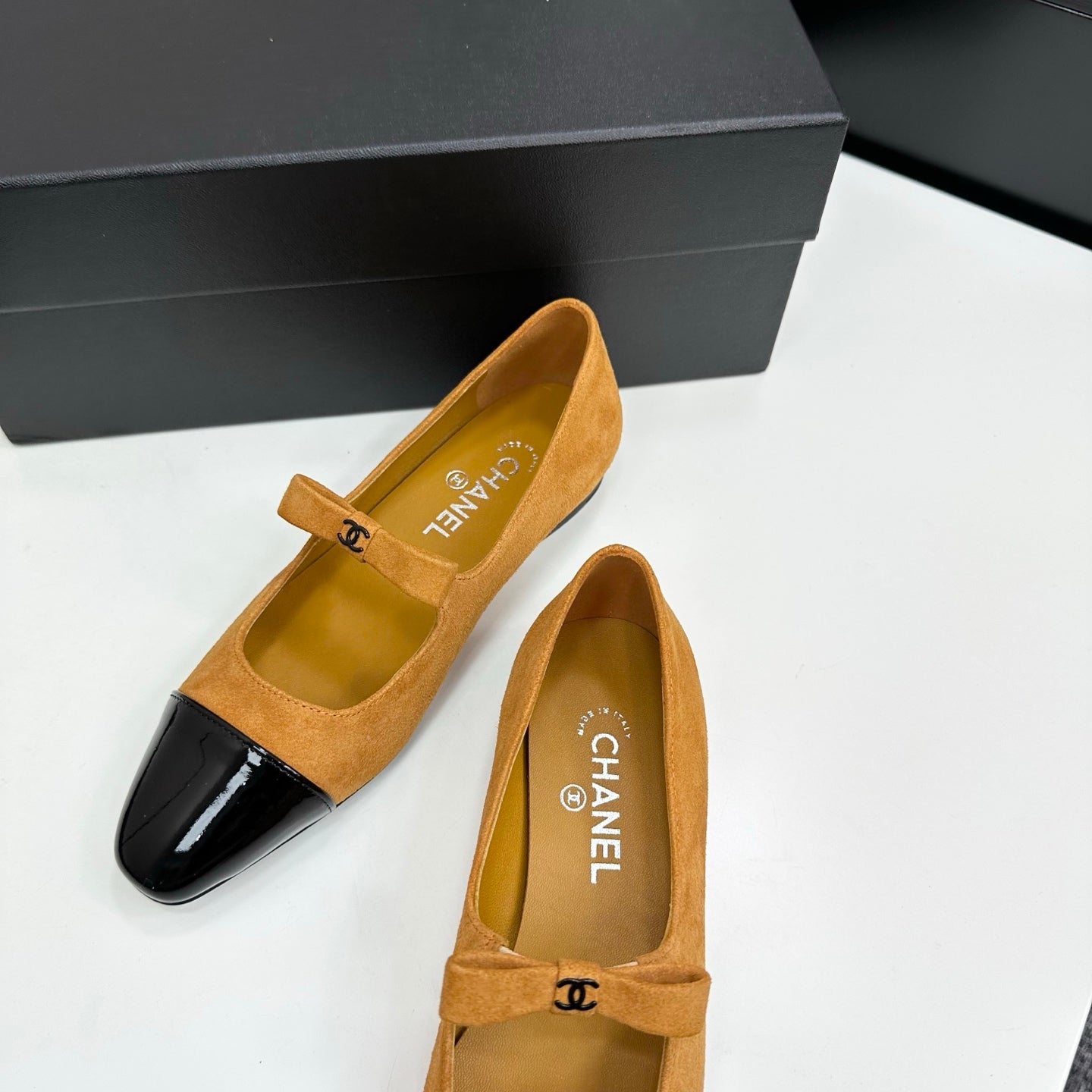 25 Pointed painted flat shoes