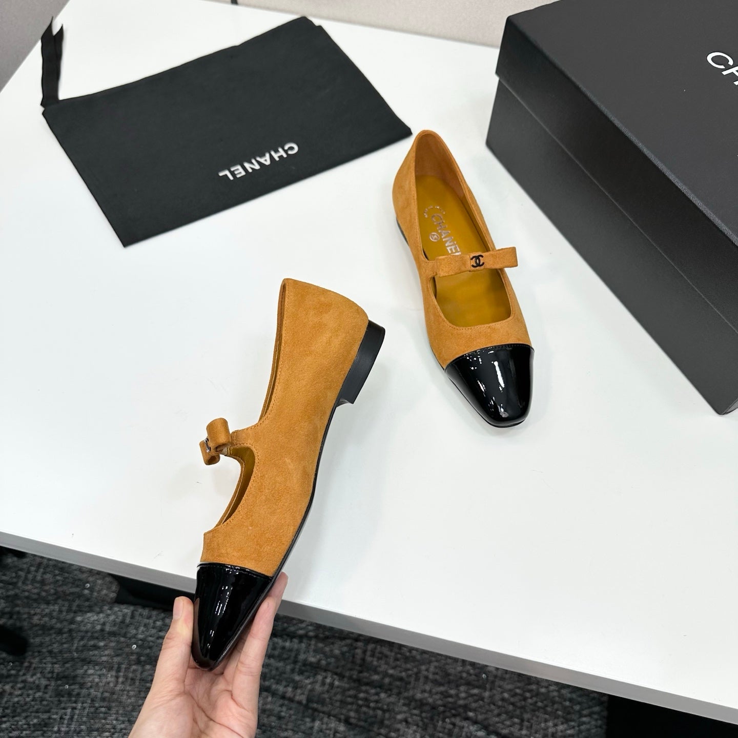 25 Pointed painted flat shoes