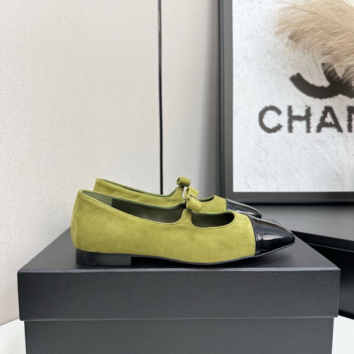 25 Pointed painted flat shoes