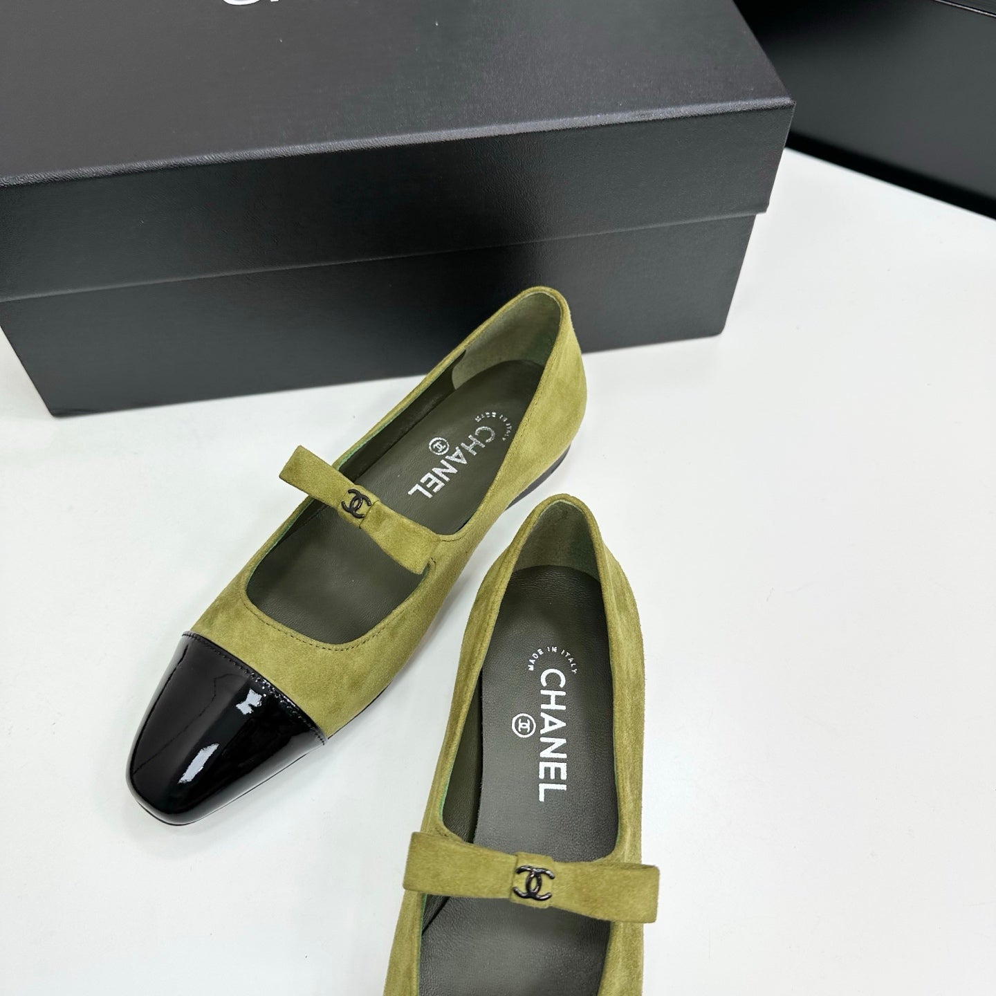 25 Pointed painted flat shoes