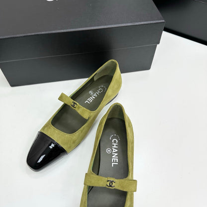 25 Pointed painted flat shoes