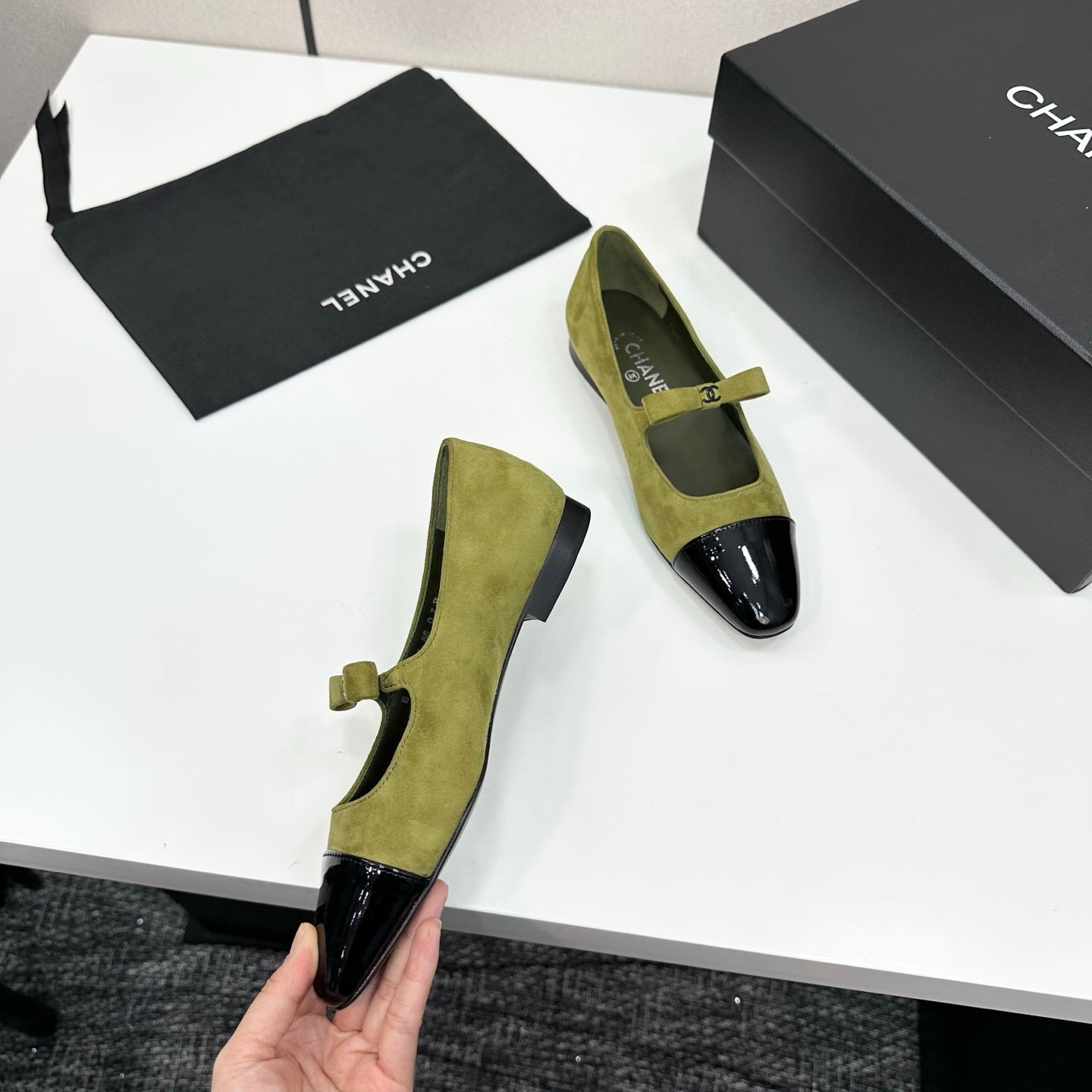 25 Pointed painted flat shoes