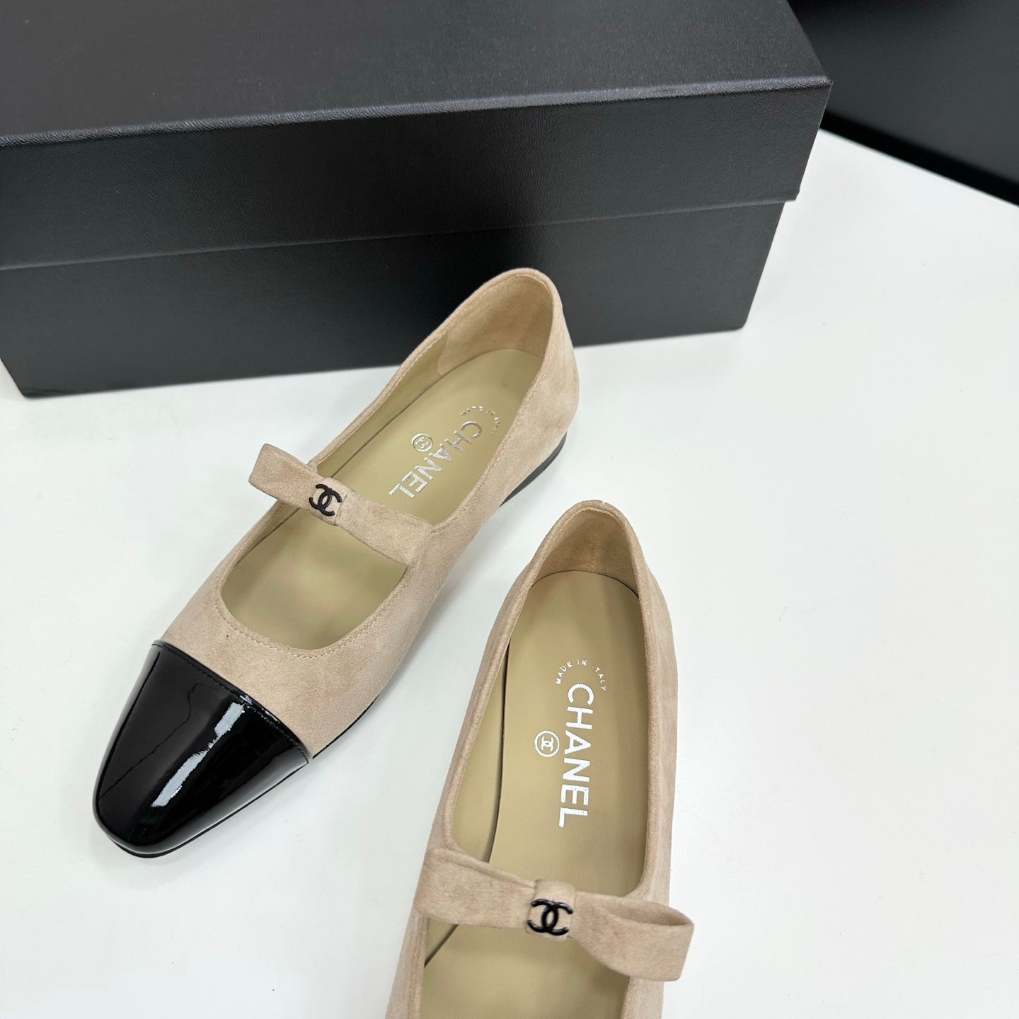 25 Pointed painted flat shoes