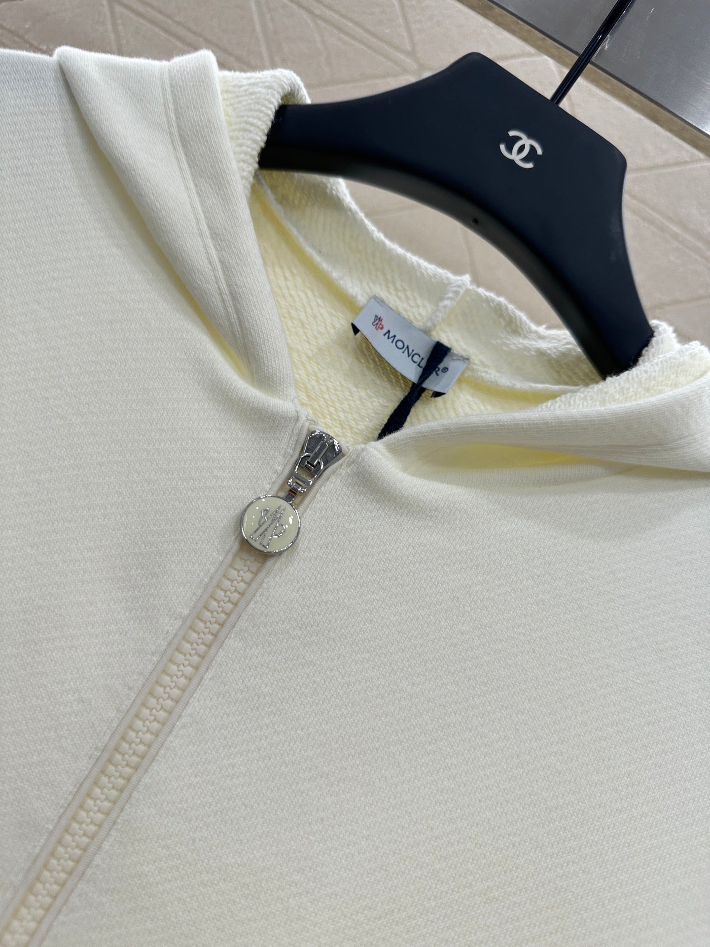 25 Hooded zip-up cotton sweatshirt
