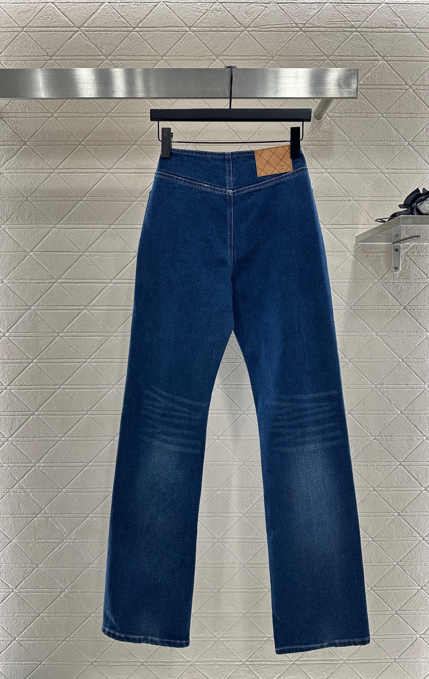 25 Distressed stretch jeans