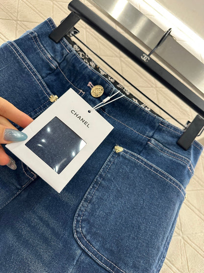 25 Distressed stretch jeans