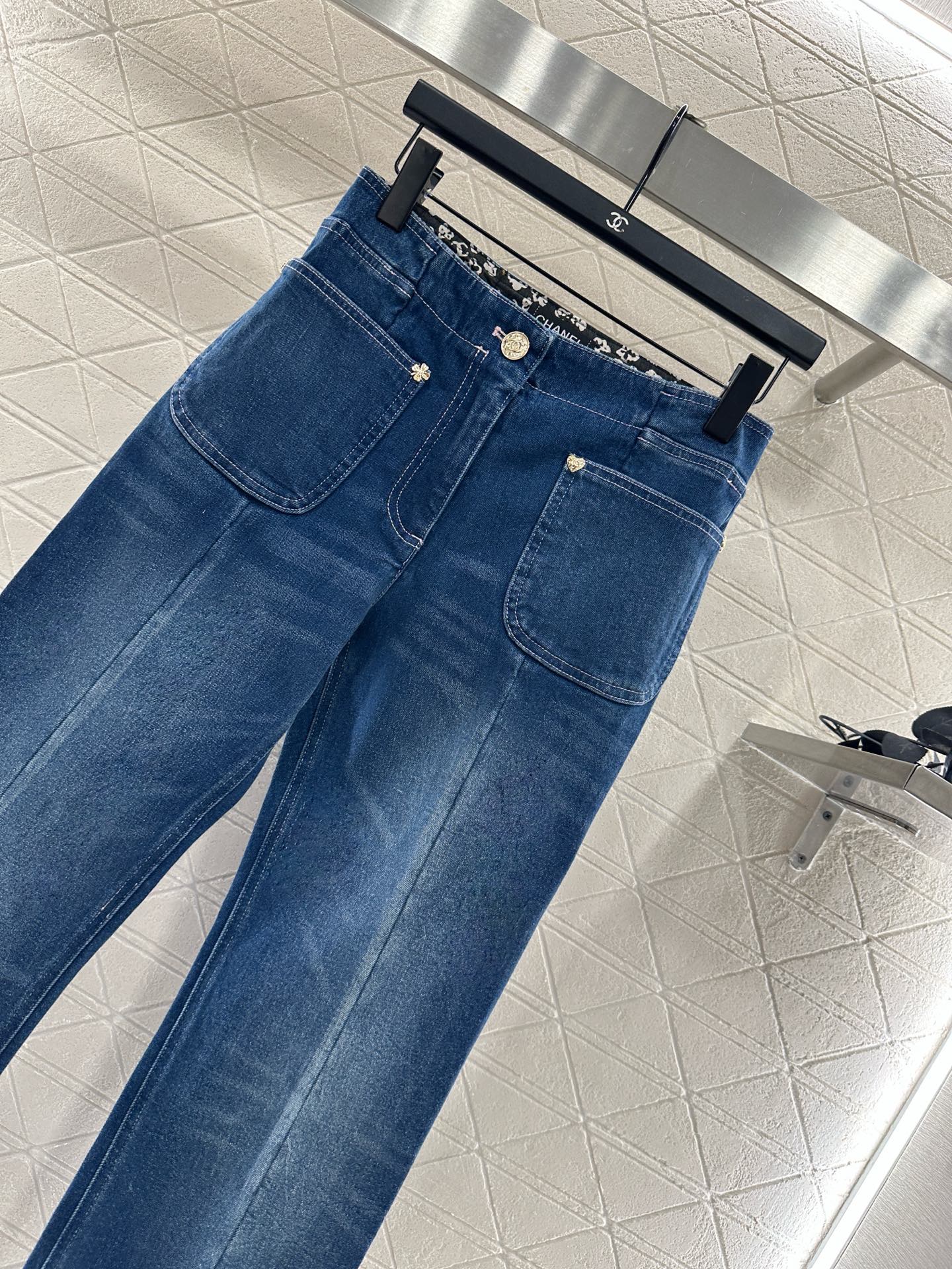 25 Distressed stretch jeans