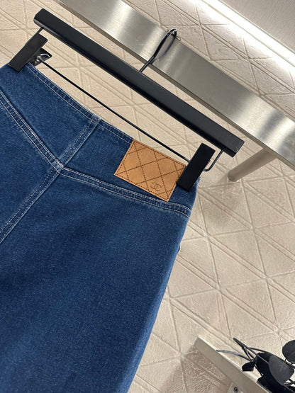 25 Distressed stretch jeans