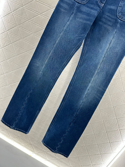 25 Distressed stretch jeans