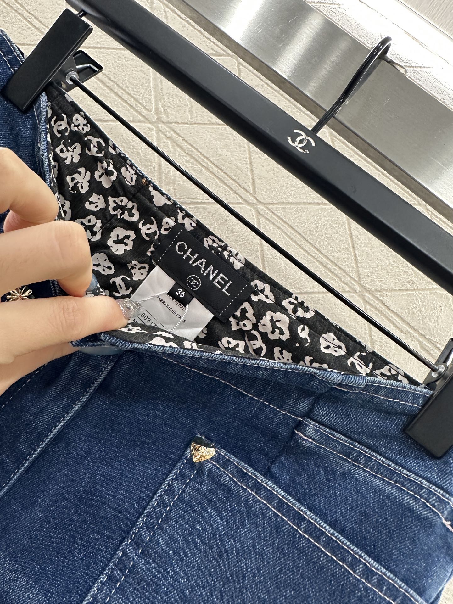 25 Distressed stretch jeans