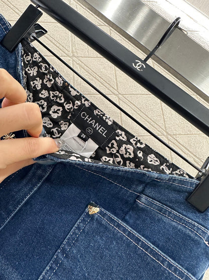 25 Distressed stretch jeans